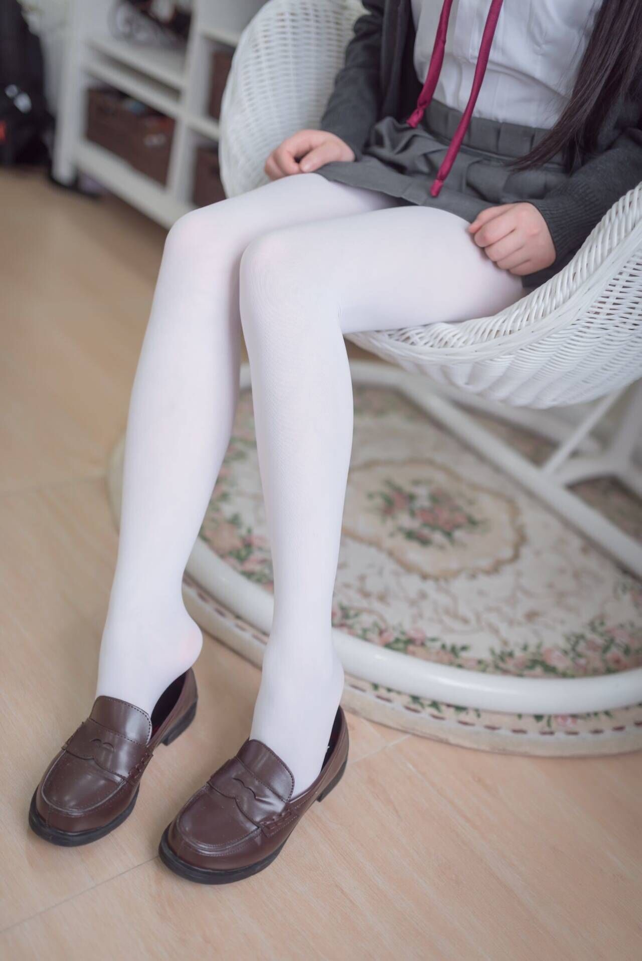 少女穿上白色丝袜很纯情